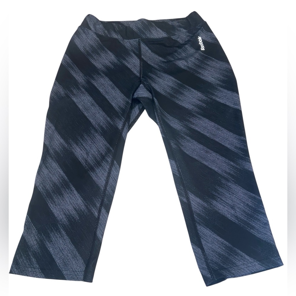 ❤️ Reebok Active wear Black and Gray Athletic Capri Leggings size M